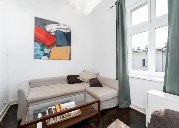 Old Town Spacious Apartment By Bookinghost